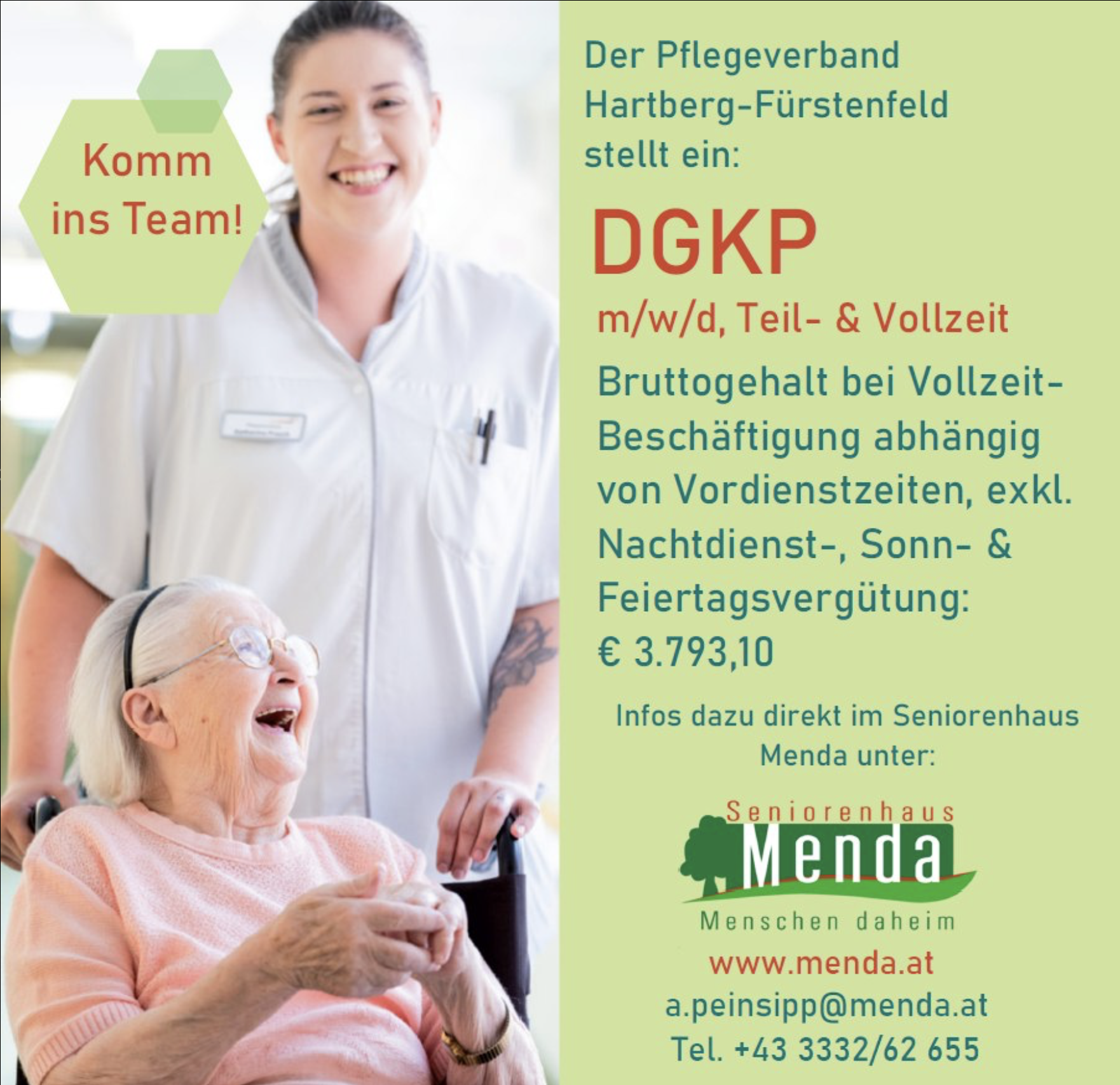 Lächelnde Pflegekraft steht hinter einer lachenden Seniorin in einem Rollstuhl. Rechts im Bild steht die Jobanzeige des Pflegeverbands Hartberg-Fürstenfeld für DGKP m/w/d in Teil- und Vollzeit mit Informationen zu Gehalt und Kontakt des Seniorenhaus Menda.